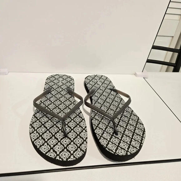 Stylish Black and White Patterned Flip Flops - Lightweight and Comfortable - Picture 1 of 6